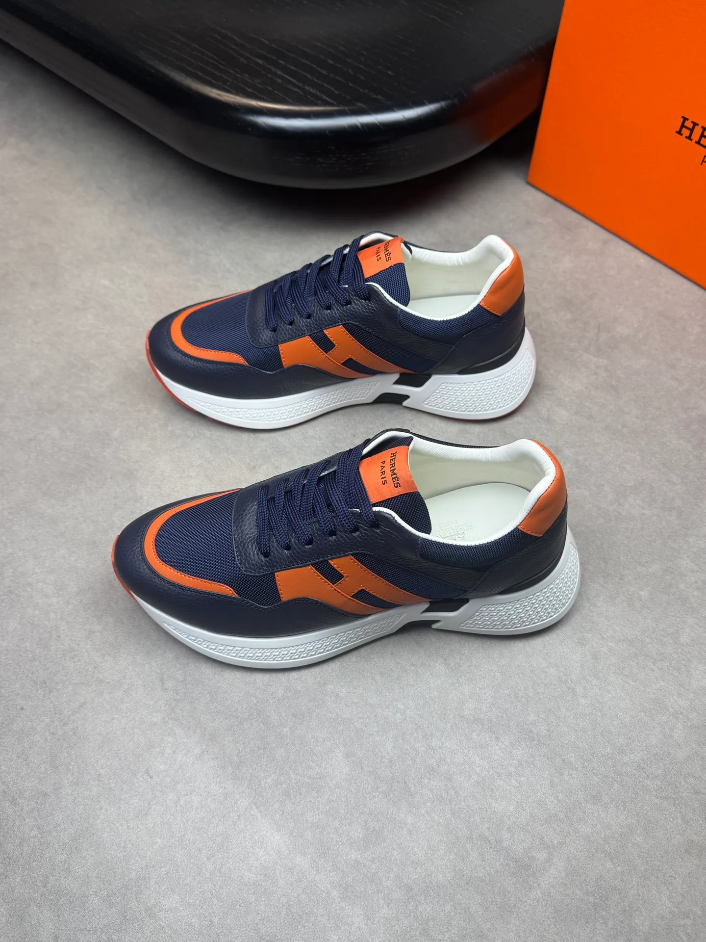 [HERMES] Hermès men's shoes 💰520💰 - high-end quality original items 🔍🔍🔍 casual sports shoes - upper: 🔝 pebbled calfskin, brand high mercerized canvas, body sewn with brand ´H´ totem, tongue brand logo cloth label - lining: water-dyed cowhide -Outsole: Ultra-light T men's shoes 💰U foam·rubber; two-color molded outsole -Ultra-high quality control·Fine workmanship: highlighted (high-end·luxury·grade) -Size: 39-44 (38, 45, can be customized)